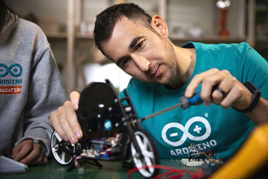 Arduino Engineering Kit Rev2 pro podporu výuky robotiky - podpora