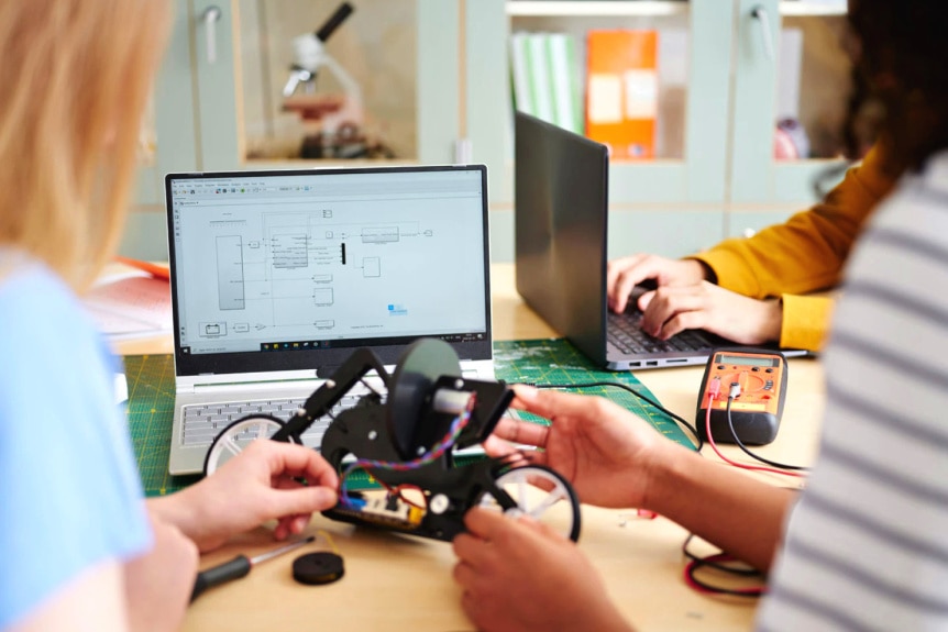 Arduino Engineering Kit Rev2 pro podporu výuky robotiky - Matlab a Simulink