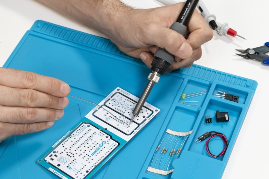 Arduino Make Your UNO Kit - vytvoř si vlastní Arduino! - pájení