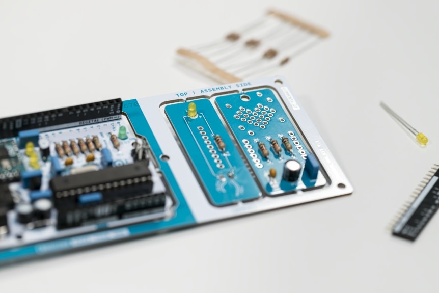 Arduino Make Your UNO Kit - vytvoř si vlastní Arduino! - osazování desky